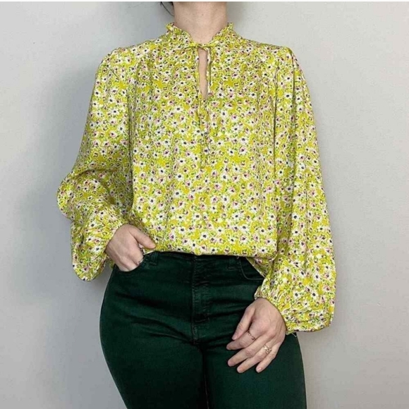 cupcakes & cashmere Tops - Cupcakes and Cashmere floral long sleeve blouse top size small